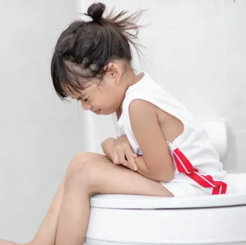 Homem olhando para o calendário de antibióticos na geladeira com dias marcados.