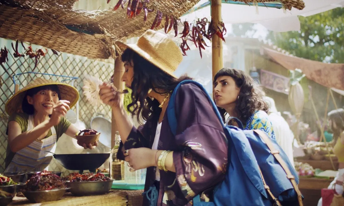 Homem segurando seu estômago com uma expressão de dor.