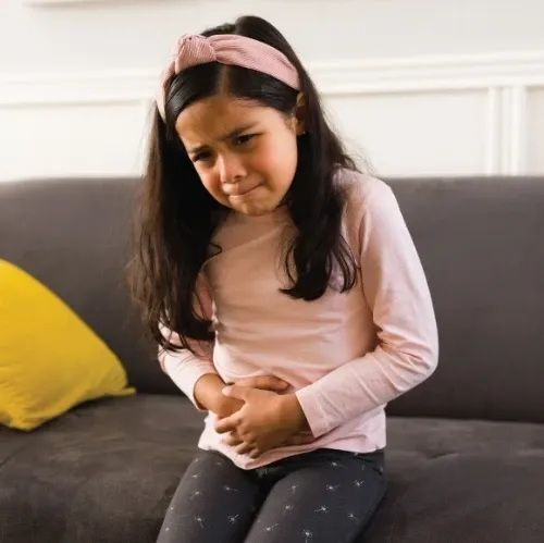 Homem segurando seu estômago com uma expressão de dor.