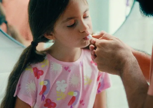 Homem segurando seu estômago com uma expressão de dor.