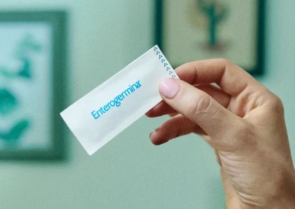 Homem segurando seu estômago com uma expressão de dor.