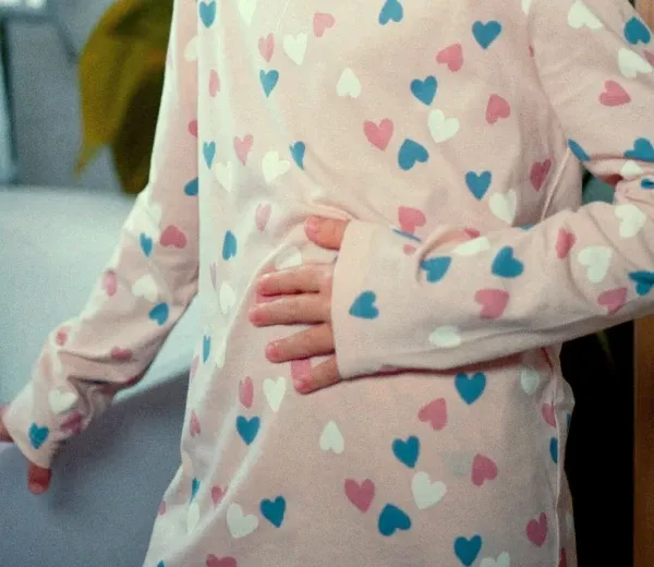 Homem olhando para o calendário de antibióticos na geladeira com dias marcados.